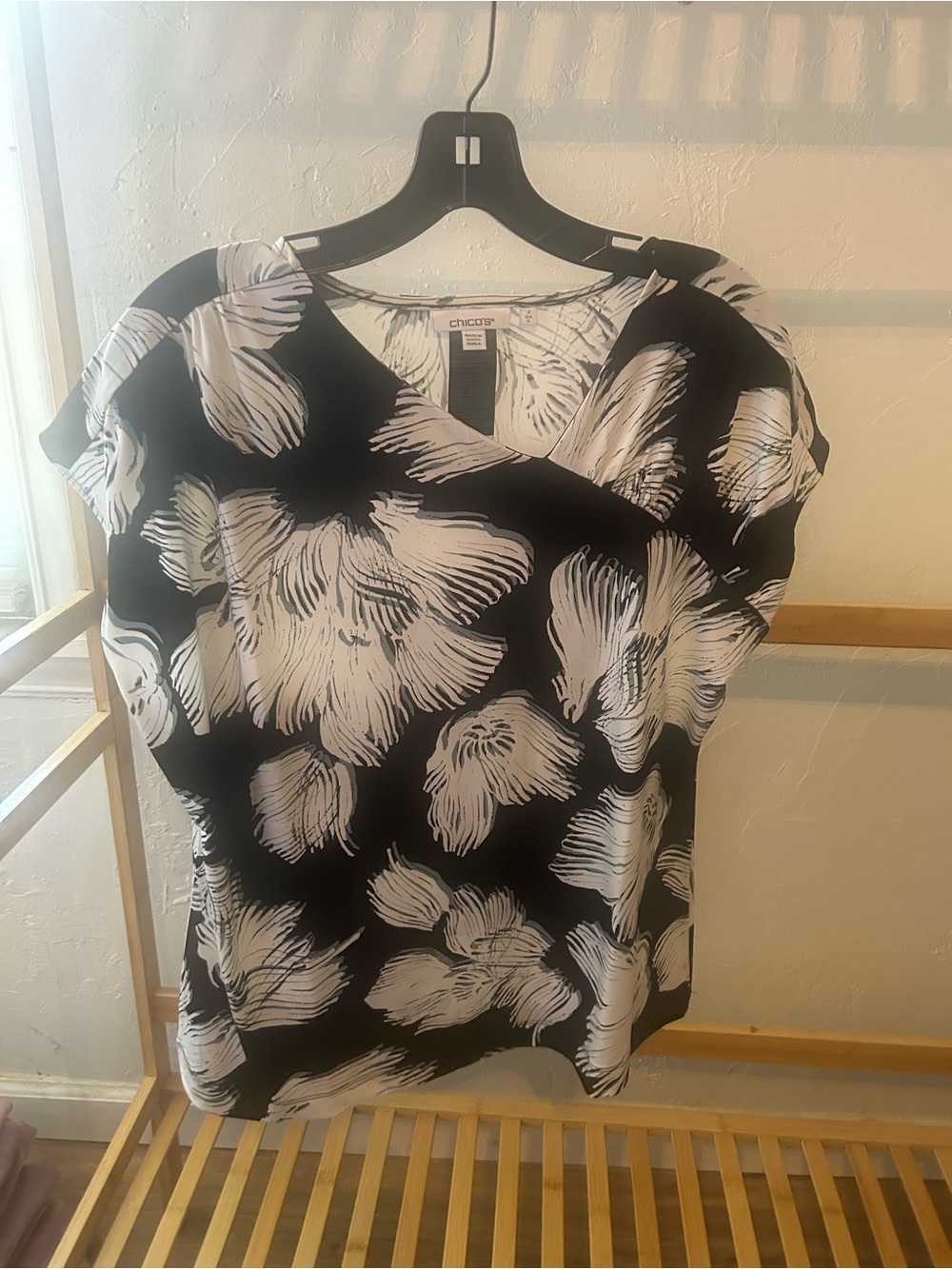 Chico's Black & White & Gray Floral V-Neck Women's Top Chico’ Size 2 (Large).